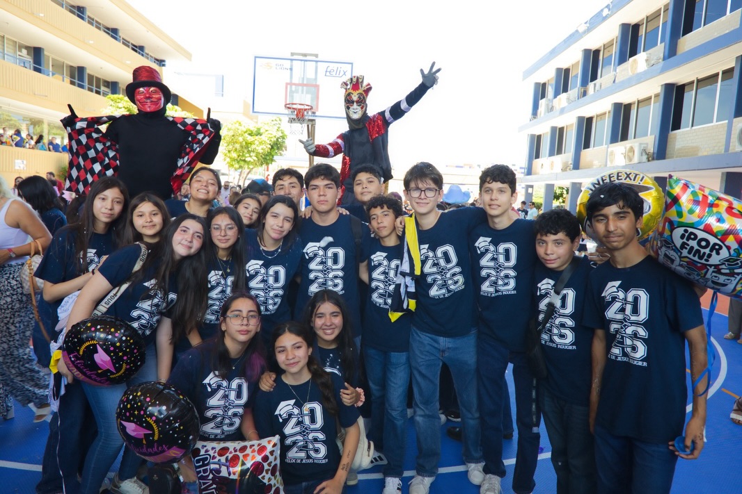 Último pase de lista de tercero de secundaria 2026🧑🏻🎓👩🏻🎓💙
Cerrar un ciclo es tomar una última foto, dar un fuerte abrazo a un gran amigo, agradecer a tus maestros que te vieron crecer… es entre lágrimas sonreír por un gran logro conseguido y la nostalgia maravillosa que se siente al culminar… gratitud a cada familia que ha estado detrás de nuestros jóvenes y que nos dieron su confianza💙 y a cada graduado que engrandeció nuestras aulas🙌🏻…
Felicidades Graduados GEN 2023-2026🎓
#porsiemprefelix #secundaria #graduados