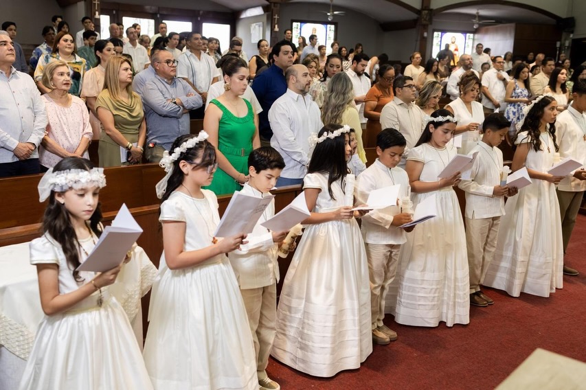 Nuestros alumnos de cuarto de primaria recibieron la más hermosa invitación de Jesús para ser su mejor amigo, es un banquete de amor en donde el Señor se hace presente para alimentarlos, escucharlos y acompañarlos siempre.
Recordemos a nuestros niños, con nuestro testimonio de Fe, que Jesús se quedó en la Eucaristía porque nos ama 🙏🏻