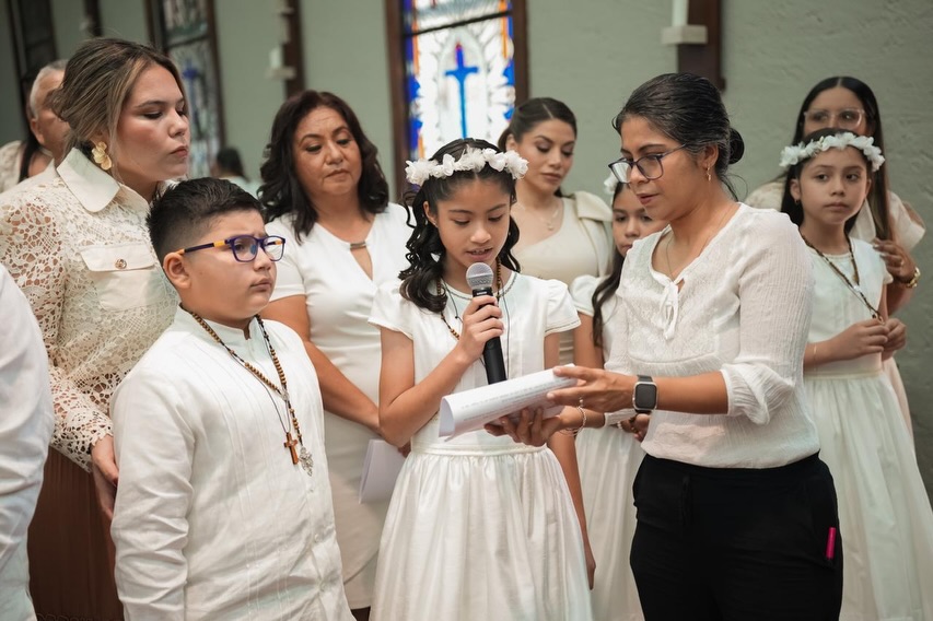 Nuestros alumnos de cuarto de primaria recibieron la más hermosa invitación de Jesús para ser su mejor amigo, es un banquete de amor en donde el Señor se hace presente para alimentarlos, escucharlos y acompañarlos siempre.
Recordemos a nuestros niños, con nuestro testimonio de Fe, que Jesús se quedó en la Eucaristía porque nos ama 🙏🏻