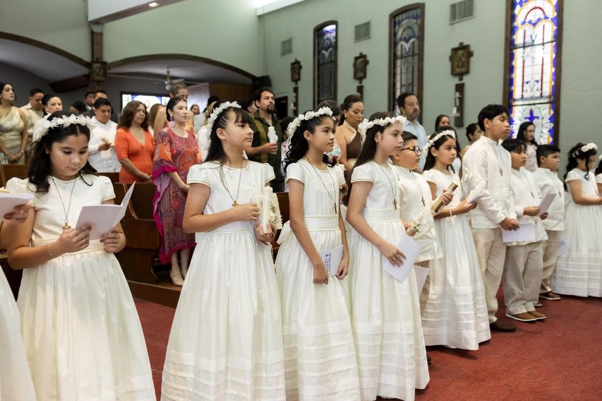 Nuestros alumnos de cuarto de primaria recibieron la más hermosa invitación de Jesús para ser su mejor amigo, es un banquete de amor en donde el Señor se hace presente para alimentarlos, escucharlos y acompañarlos siempre.
Recordemos a nuestros niños, con nuestro testimonio de Fe, que Jesús se quedó en la Eucaristía porque nos ama 🙏🏻