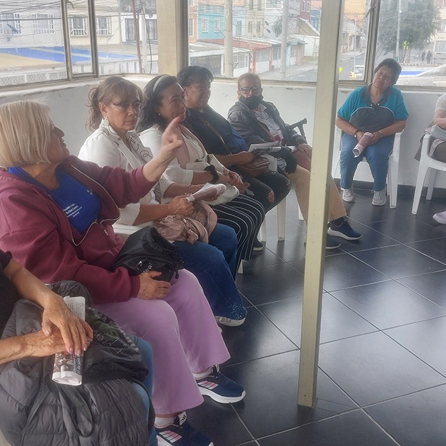 El 52% de los emprendimientos en Colombia los lideran mujeres.
Solo 1 de cada 4 sobrevive 3 años.En Rafael Uribe Uribe, algo está cambiando eso. 🌶️Ella no necesita que la descubran. Necesita que las condiciones existan. 🌶️En Rafael Uribe Uribe, las mujeres que cargan con sus familias, sus negocios y sus sueños tienen algo nuevo: un espacio donde ser vistas, no por lo que producen, sino por lo que son.El programa "Fortaleciendo Mujeres Emprendedoras" está cambiando el juego desde la raíz: empoderamiento, escucha activa, marca personal y herramientas digitales al alcance de todos los bolsillos.Porque una mujer que sabe lo que vale no subvalúa su trabajo. No regala horas. No se disculpa por cobrar. 💪Comparte con esa mujer que lo necesita leer hoy.👉 Lee la historia completa en elaguijondelescorpion.com — 👆 https://elaguijondelescorpion.com/cuando-una-mujer-descubre-su-mayor-producto/¿Eres emprendedora en la localidad? Cuéntanos tu historia en los comentarios. ⬇️#MujeresEmprendedoras
#RafaelUribeUribe
#EmpoderamientoFemenino
#EconomíaPopular
#BogotáLocalidades El 52% de los emprendimientos en Colombia los lideran mujeres.
Solo 1 de cada 4 sobrevive 3 años.En Rafael Uribe Uribe, algo está cambiando eso. 🌶️Ella no necesita que la descubran. Necesita que las condiciones existan. 🌶️En Rafael Uribe Uribe, las mujeres que cargan con sus familias, sus negocios y sus sueños tienen algo nuevo: un espacio donde ser vistas, no por lo que producen, sino por lo que son.El programa "Fortaleciendo Mujeres Emprendedoras" está cambiando el juego desde la raíz: empoderamiento, escucha activa, marca personal y herramientas digitales al alcance de todos los bolsillos.Porque una mujer que sabe lo que vale no subvalúa su trabajo. No regala horas. No se disculpa por cobrar. 💪Comparte con esa mujer que lo necesita leer hoy.👉 Lee la historia completa en elaguijondelescorpion.com — 👆 https://elaguijondelescorpion.com/cuando-una-mujer-descubre-su-mayor-producto/¿Eres emprendedora en la localidad? Cuéntanos tu historia en los comentarios. ⬇️#MujeresEmprendedoras
#RafaelUribeUribe
#EmpoderamientoFemenino
#EconomíaPopular
#BogotáLocalidades