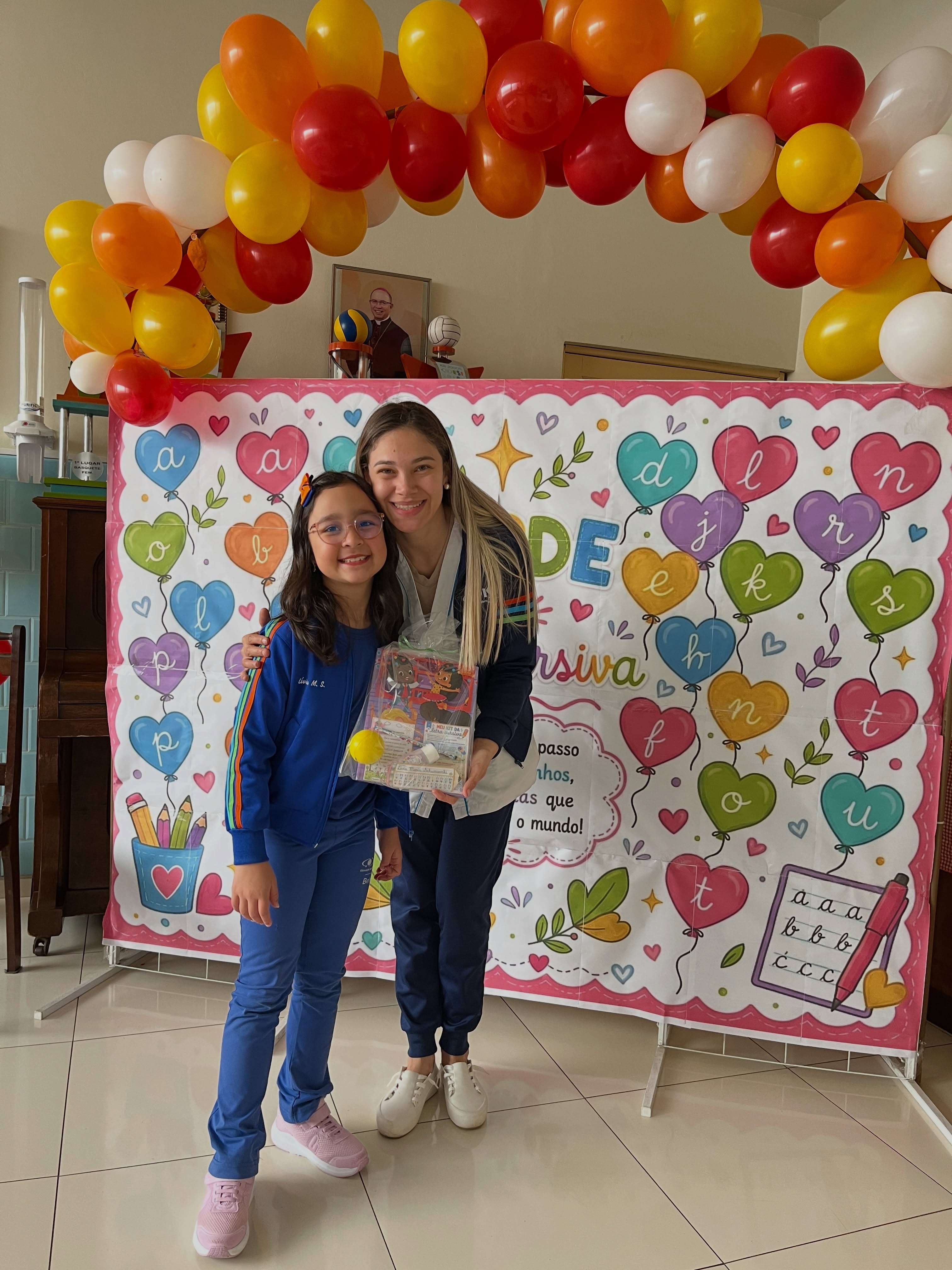 Tarde da Letra Cursiva ✨✏️
Ontem vivemos uma tarde muito especial! 💕 Nossos alunos participaram da Tarde da Letra Cursiva, um momento preparado com muito carinho para tornar essa nova descoberta ainda mais significativa e divertida.
Entre atividades, aprendizados, cuidado e muita alegria, cada criança teve a oportunidade de dar seus primeiros passos nesse universo da letra cursiva. 🥰📖
Foi lindo acompanhar o empenho, a dedicação e o encantamento de cada um! Que essa seja apenas a primeira de muitas conquistas nessa nova etapa da escrita. ✨
Confira alguns registros desse momento especial! 📸💗