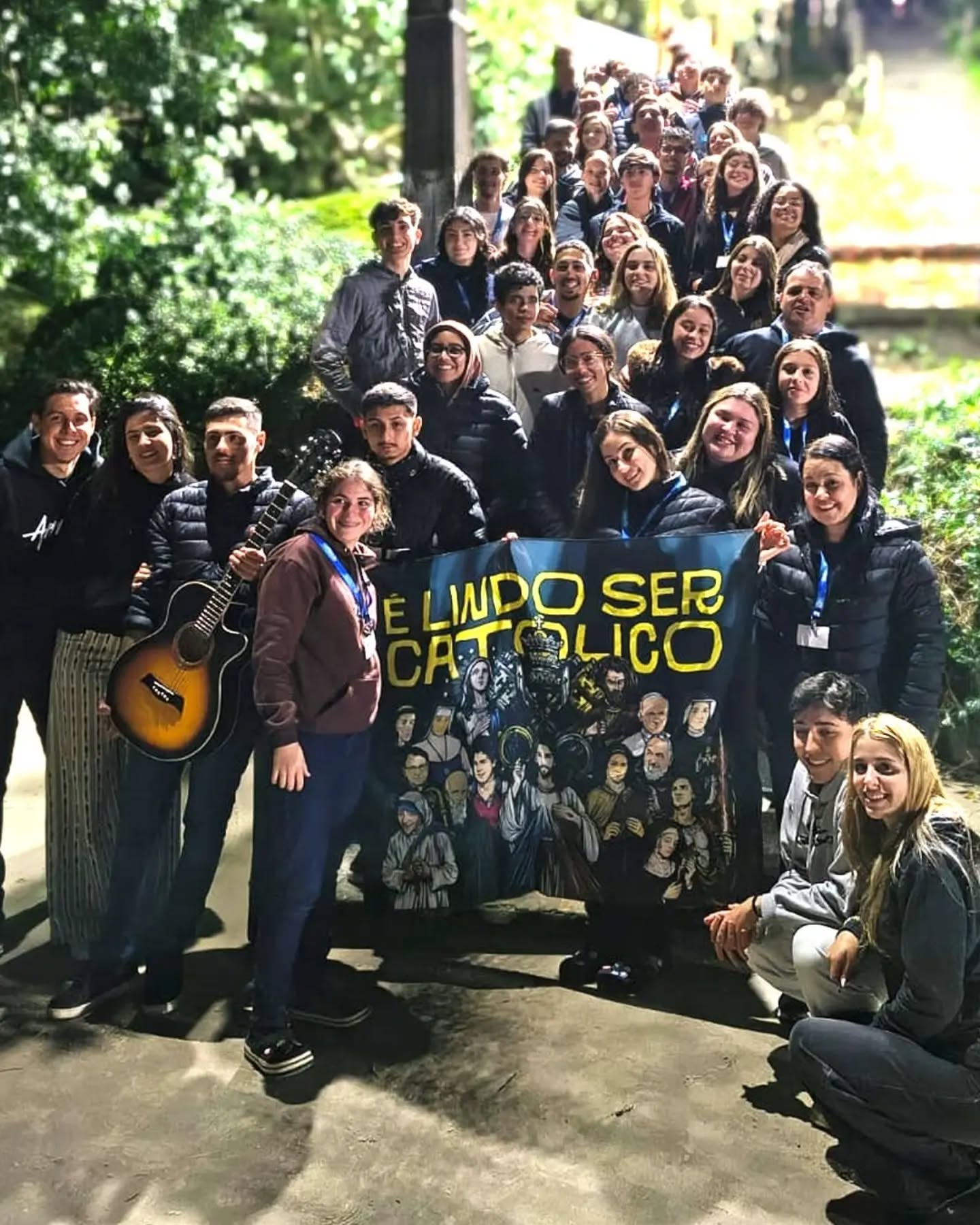 Nestes dias 12 e 13 de Setembro/2026, em Guaratuba/PR, acontece mais uma edição do ACAJOV, um momento especial de encontro, convivência, formação e espiritualidade para jovens.
Mais do que um acampamento, o ACAJOV é uma oportunidade para fortalecer a fé, construir novas amizades, refletir sobre a vida e descobrir a presença de Deus em cada caminho. São dias de muita alegria, partilha, música, oração, dinâmicas e experiências que ficam para a vida toda.
Em meio à beleza de Guaratuba, jovens se reúnem para viver uma experiência de fraternidade e renovação, colocando Cristo no centro de suas vidas e reconhecendo a importância da família, da amizade e da comunidade na caminhada de fé.
@mfcjovemmaringa
@mfc_guaratubapr
@mfcmaringa
@macmaringamfc
@mfcpr
@mfcbrasil
Acesse o nosso site: https://mfcmaringa.org.br
Siga e curta as nossas redes sociais!
Instagram: instagram.com/mfcmaringa
Facebook: facebook.com/movimentofamiliarcristaomga
Youtube: youtube.com/@mfcmaringa
#acajov #mfcjovem #mfc #mfcmaringa #mfcbrasil
