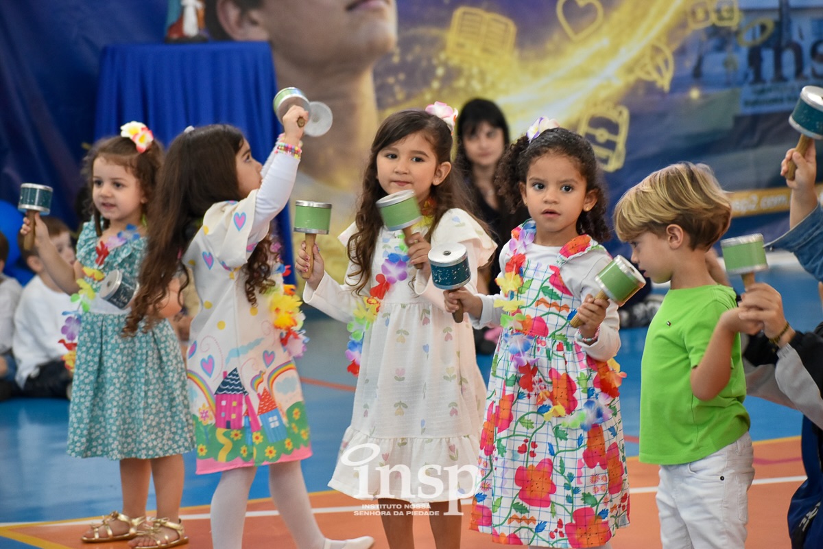 Festa da Família abre celebrações de aniversário do INSP!✨🎉
Às vésperas da celebração dos 30 anos, o INSP foi tomado pela alegria, pelos abraços e pelo carinho das famílias do INSP Kids e do INSP Júnior.
O sábado, 12/09, foi um dia especial para celebrar a união, a alegria e os laços que nos conectam como família INSP. 💙
As apresentações de dança cheias de energia, os brinquedos, a diversão e as comidas deliciosas fizeram da Festa da Família um momento repleto de memórias especiais para estudantes, suas famílias e, claro, para os amigos que nos visitaram.
Uma celebração de convivência, partilha e alegria, que reforça o quanto educar é se encantar com a vida. 🌟