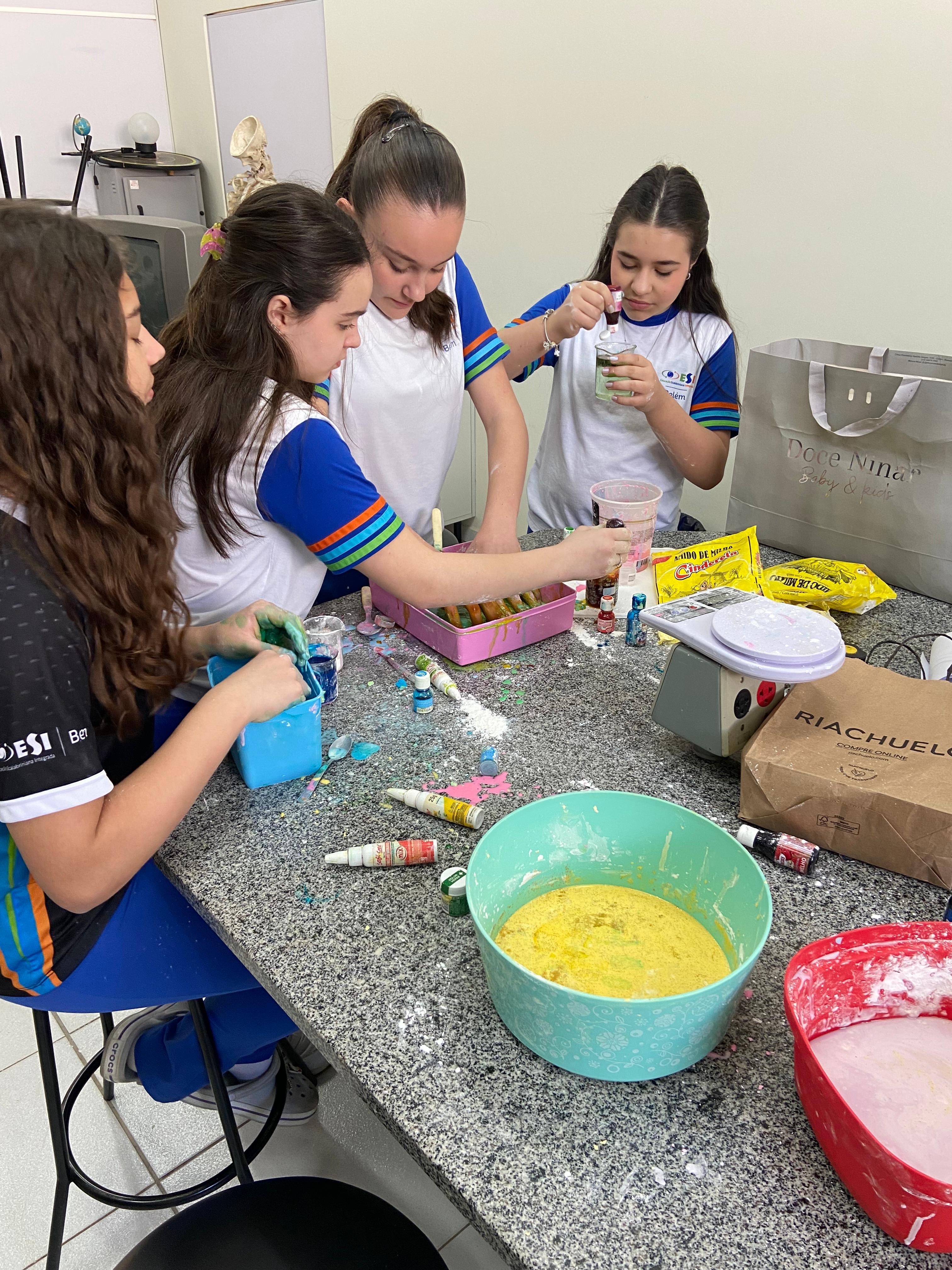 🧪👩🔬 Ciência na prática!
Os alunos do 6º e 7º ano participaram de uma atividade sobre fluidos newtonianos, colocando a mão na massa para entender, na prática, como diferentes materiais se comportam diante de forças e movimentos.
Uma experiência divertida que transforma a sala de aula em um verdadeiro laboratório! 🔬✨
#ESIBelém #CiênciaNaPrática #AprenderFazendo #Experiência