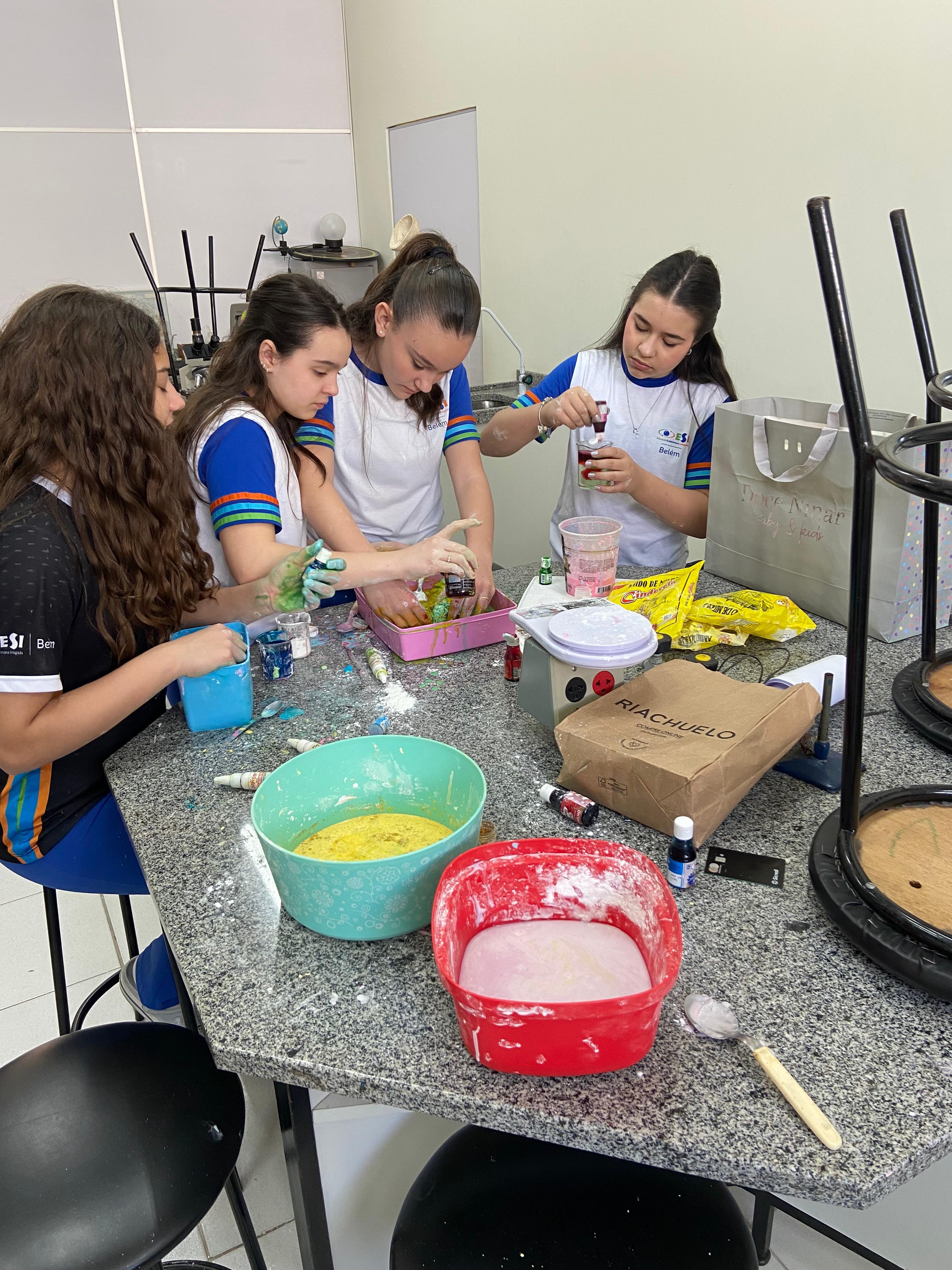 🧪👩🔬 Ciência na prática!
Os alunos do 6º e 7º ano participaram de uma atividade sobre fluidos newtonianos, colocando a mão na massa para entender, na prática, como diferentes materiais se comportam diante de forças e movimentos.
Uma experiência divertida que transforma a sala de aula em um verdadeiro laboratório! 🔬✨
#ESIBelém #CiênciaNaPrática #AprenderFazendo #Experiência