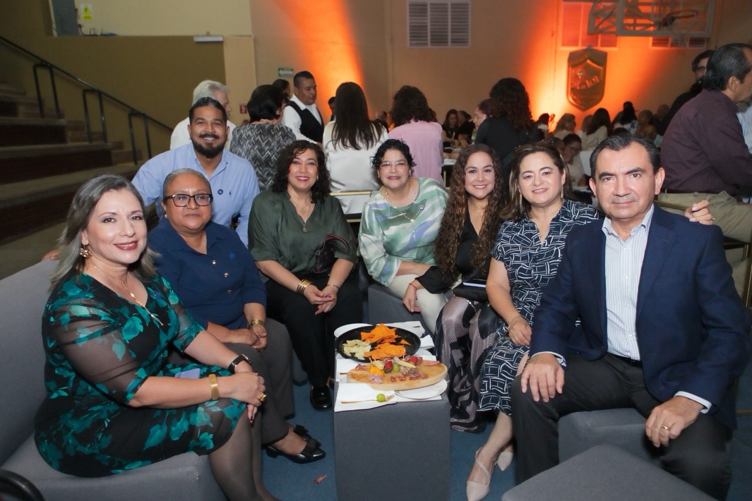 El pasado sábado 3 de octubre se llevó a cabo la primera celebración de nuestro Aniversario 85🤩
Con recuerdos, fotos, amigos y abrazos, exalumnos y padres de familia de diferentes generaciones que han pasado por las aulas del Colegio Félix de Jesús Rougier se dieron cita en el Colegio💙
El Padre Gustavo Solís celebró la Misa en acción de gracias y nuestra Directora General Madre Franci Alejandra Nungaray dio emotivas palabras que resumen el amor, servicio y dedicación que la Congregación MESST ha puesto al cabo de ocho décadas y media que han sido parte de muchas historias de vida para la comunidad Félix.
Juntos sigamos caminando de la mano de Dios y bajo el Manto de Nuestra Virgen de la Encarnación✨
#siempreFélix #Aniversario85 #Celebración #EducaciónconValores