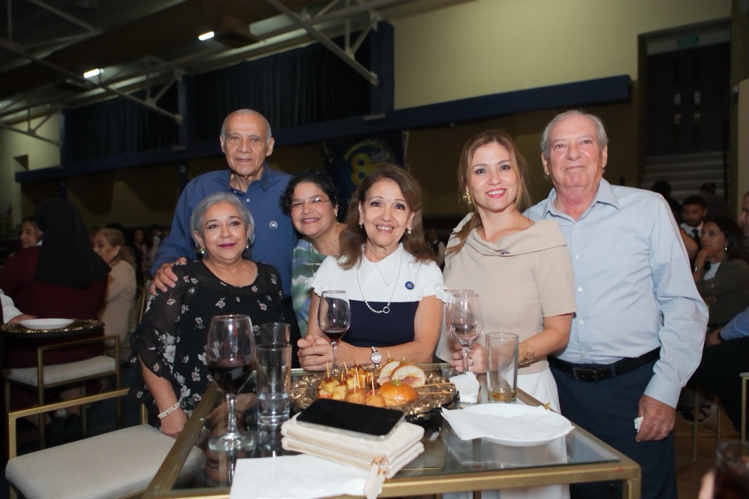 El pasado sábado 3 de octubre se llevó a cabo la primera celebración de nuestro Aniversario 85🤩
Con recuerdos, fotos, amigos y abrazos, exalumnos y padres de familia de diferentes generaciones que han pasado por las aulas del Colegio Félix de Jesús Rougier se dieron cita en el Colegio💙
El Padre Gustavo Solís celebró la Misa en acción de gracias y nuestra Directora General Madre Franci Alejandra Nungaray dio emotivas palabras que resumen el amor, servicio y dedicación que la Congregación MESST ha puesto al cabo de ocho décadas y media que han sido parte de muchas historias de vida para la comunidad Félix.
Juntos sigamos caminando de la mano de Dios y bajo el Manto de Nuestra Virgen de la Encarnación✨
#siempreFélix #Aniversario85 #Celebración #EducaciónconValores