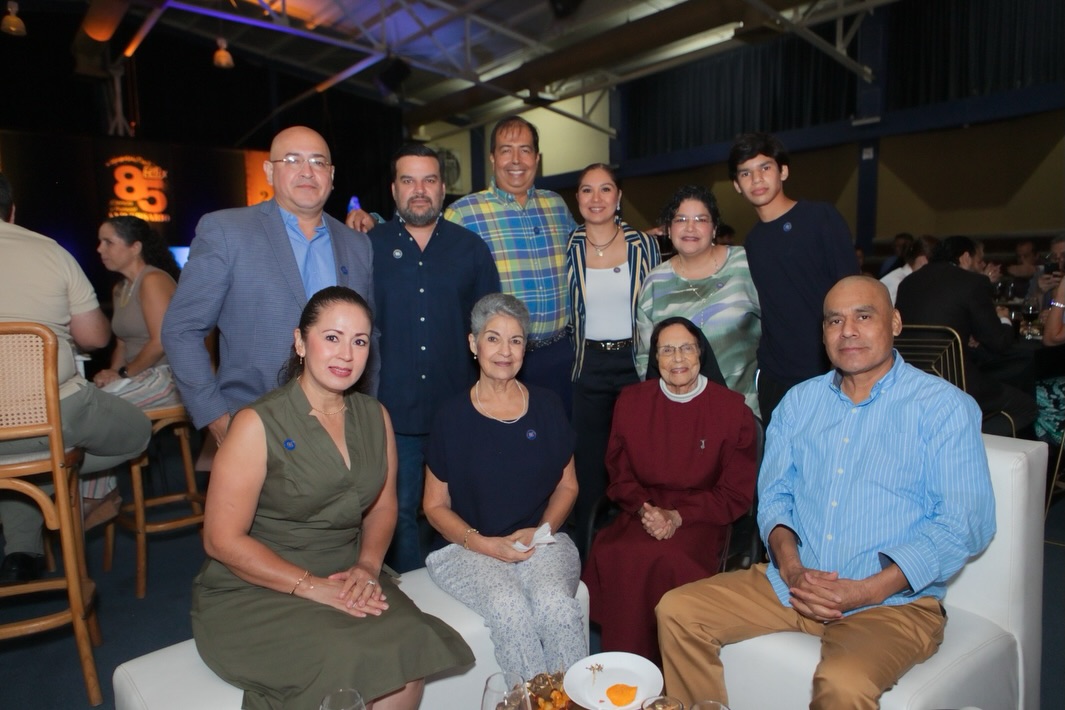 El pasado sábado 3 de octubre se llevó a cabo la primera celebración de nuestro Aniversario 85🤩
Con recuerdos, fotos, amigos y abrazos, exalumnos y padres de familia de diferentes generaciones que han pasado por las aulas del Colegio Félix de Jesús Rougier se dieron cita en el Colegio💙
El Padre Gustavo Solís celebró la Misa en acción de gracias y nuestra Directora General Madre Franci Alejandra Nungaray dio emotivas palabras que resumen el amor, servicio y dedicación que la Congregación MESST ha puesto al cabo de ocho décadas y media que han sido parte de muchas historias de vida para la comunidad Félix.
Juntos sigamos caminando de la mano de Dios y bajo el Manto de Nuestra Virgen de la Encarnación✨
#siempreFélix #Aniversario85 #Celebración #EducaciónconValores