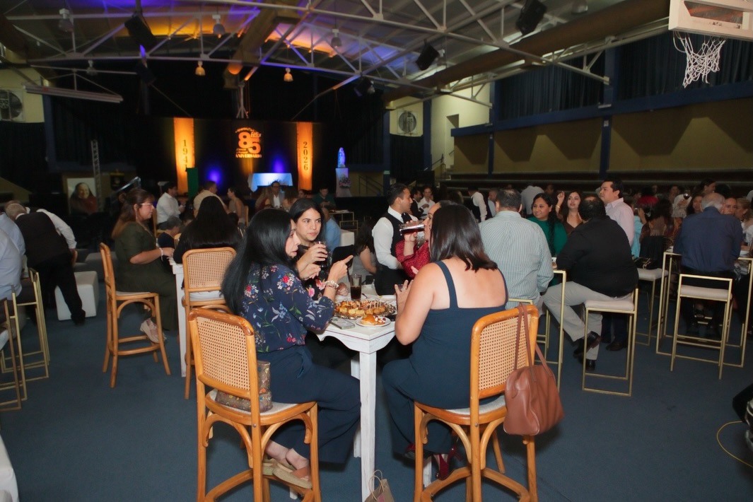 El pasado sábado 3 de octubre se llevó a cabo la primera celebración de nuestro Aniversario 85🤩
Con recuerdos, fotos, amigos y abrazos, exalumnos y padres de familia de diferentes generaciones que han pasado por las aulas del Colegio Félix de Jesús Rougier se dieron cita en el Colegio💙
El Padre Gustavo Solís celebró la Misa en acción de gracias y nuestra Directora General Madre Franci Alejandra Nungaray dio emotivas palabras que resumen el amor, servicio y dedicación que la Congregación MESST ha puesto al cabo de ocho décadas y media que han sido parte de muchas historias de vida para la comunidad Félix.
Juntos sigamos caminando de la mano de Dios y bajo el Manto de Nuestra Virgen de la Encarnación✨
#siempreFélix #Aniversario85 #Celebración #EducaciónconValores