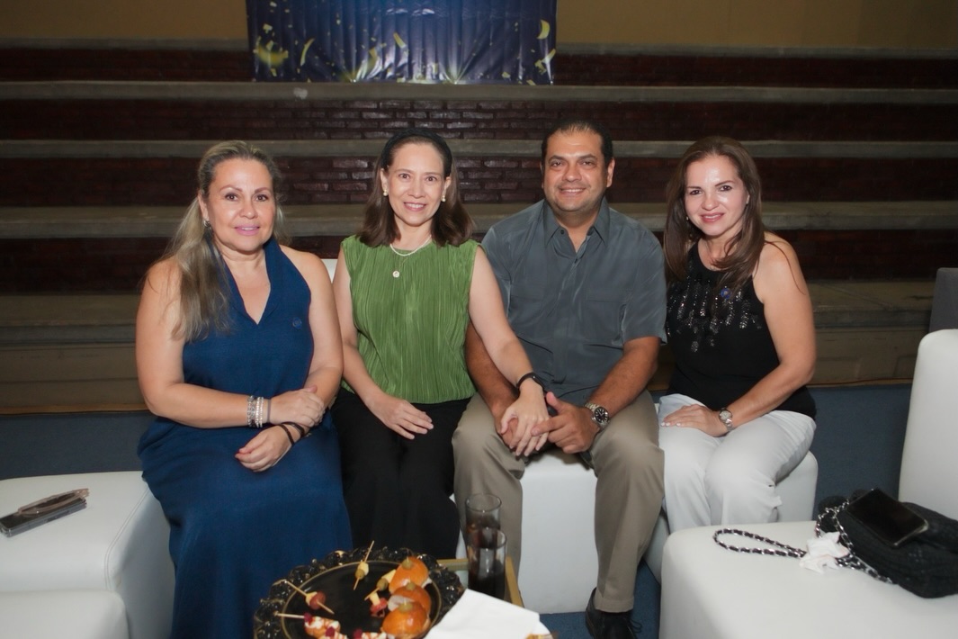 El pasado sábado 3 de octubre se llevó a cabo la primera celebración de nuestro Aniversario 85🤩
Con recuerdos, fotos, amigos y abrazos, exalumnos y padres de familia de diferentes generaciones que han pasado por las aulas del Colegio Félix de Jesús Rougier se dieron cita en el Colegio💙
El Padre Gustavo Solís celebró la Misa en acción de gracias y nuestra Directora General Madre Franci Alejandra Nungaray dio emotivas palabras que resumen el amor, servicio y dedicación que la Congregación MESST ha puesto al cabo de ocho décadas y media que han sido parte de muchas historias de vida para la comunidad Félix.
Juntos sigamos caminando de la mano de Dios y bajo el Manto de Nuestra Virgen de la Encarnación✨
#siempreFélix #Aniversario85 #Celebración #EducaciónconValores