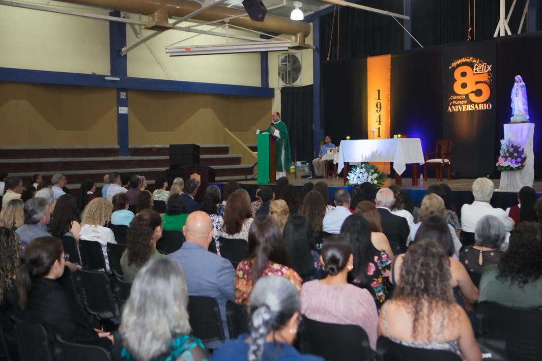 El pasado sábado 3 de octubre se llevó a cabo la primera celebración de nuestro Aniversario 85🤩
Con recuerdos, fotos, amigos y abrazos, exalumnos y padres de familia de diferentes generaciones que han pasado por las aulas del Colegio Félix de Jesús Rougier se dieron cita en el Colegio💙
El Padre Gustavo Solís celebró la Misa en acción de gracias y nuestra Directora General Madre Franci Alejandra Nungaray dio emotivas palabras que resumen el amor, servicio y dedicación que la Congregación MESST ha puesto al cabo de ocho décadas y media que han sido parte de muchas historias de vida para la comunidad Félix.
Juntos sigamos caminando de la mano de Dios y bajo el Manto de Nuestra Virgen de la Encarnación✨
#siempreFélix #Aniversario85 #Celebración #EducaciónconValores