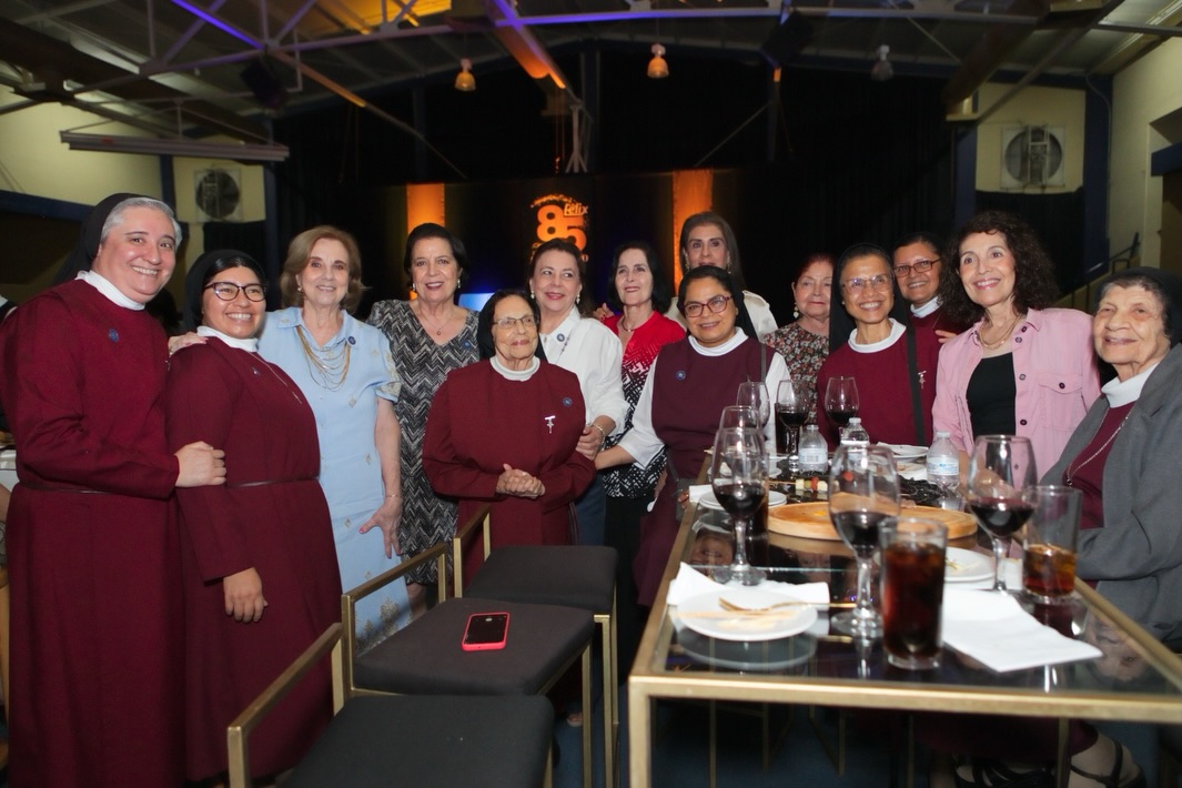 El pasado sábado 3 de octubre se llevó a cabo la primera celebración de nuestro Aniversario 85🤩
Con recuerdos, fotos, amigos y abrazos, exalumnos y padres de familia de diferentes generaciones que han pasado por las aulas del Colegio Félix de Jesús Rougier se dieron cita en el Colegio💙
El Padre Gustavo Solís celebró la Misa en acción de gracias y nuestra Directora General Madre Franci Alejandra Nungaray dio emotivas palabras que resumen el amor, servicio y dedicación que la Congregación MESST ha puesto al cabo de ocho décadas y media que han sido parte de muchas historias de vida para la comunidad Félix.
Juntos sigamos caminando de la mano de Dios y bajo el Manto de Nuestra Virgen de la Encarnación✨
#siempreFélix #Aniversario85 #Celebración #EducaciónconValores