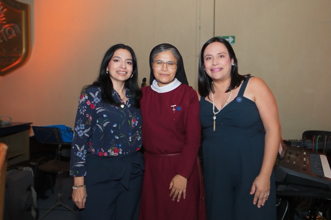 El pasado sábado 3 de octubre se llevó a cabo la primera celebración de nuestro Aniversario 85🤩
Con recuerdos, fotos, amigos y abrazos, exalumnos y padres de familia de diferentes generaciones que han pasado por las aulas del Colegio Félix de Jesús Rougier se dieron cita en el Colegio💙
El Padre Gustavo Solís celebró la Misa en acción de gracias y nuestra Directora General Madre Franci Alejandra Nungaray dio emotivas palabras que resumen el amor, servicio y dedicación que la Congregación MESST ha puesto al cabo de ocho décadas y media que han sido parte de muchas historias de vida para la comunidad Félix.
Juntos sigamos caminando de la mano de Dios y bajo el Manto de Nuestra Virgen de la Encarnación✨
#siempreFélix #Aniversario85 #Celebración #EducaciónconValores