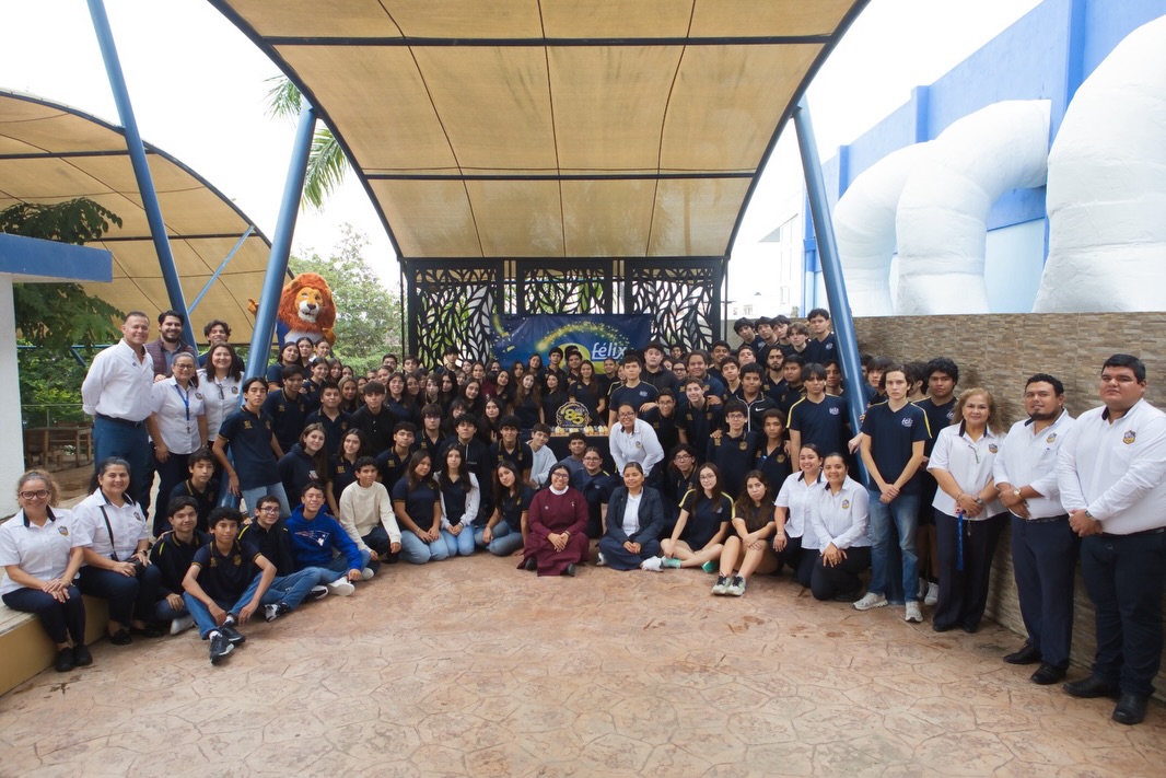 Celebrando en casa nuestros primeros 85 años de servicio a la educación🤩💙
Este lunes 5 de octubre, nuestro Obispo, Sr. Margarito Salazar Cárdenas, ofició la Eucaristía en acción de gracias con la comunidad estudiantil y posteriormente hicimos recorrido a todas las secciones: Preparatoria, Secundaria, Primaria y Preescolar para tomar la foto del recuerdo y compartir la alegría del festejo.
#85Aniversario #SomosFélix #ColegioCatólico