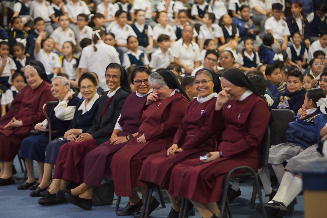 Celebrando en casa nuestros primeros 85 años de servicio a la educación🤩💙
Este lunes 5 de octubre, nuestro Obispo, Sr. Margarito Salazar Cárdenas, ofició la Eucaristía en acción de gracias con la comunidad estudiantil y posteriormente hicimos recorrido a todas las secciones: Preparatoria, Secundaria, Primaria y Preescolar para tomar la foto del recuerdo y compartir la alegría del festejo.
#85Aniversario #SomosFélix #ColegioCatólico