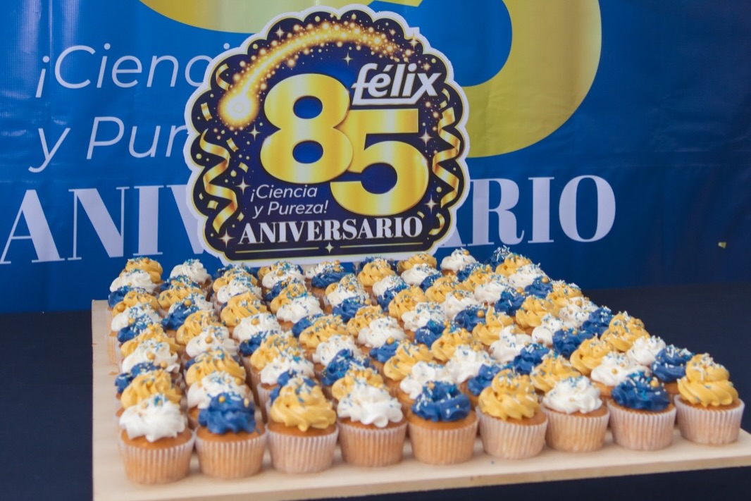 Celebrando en casa nuestros primeros 85 años de servicio a la educación🤩💙
Este lunes 5 de octubre, nuestro Obispo, Sr. Margarito Salazar Cárdenas, ofició la Eucaristía en acción de gracias con la comunidad estudiantil y posteriormente hicimos recorrido a todas las secciones: Preparatoria, Secundaria, Primaria y Preescolar para tomar la foto del recuerdo y compartir la alegría del festejo.
#85Aniversario #SomosFélix #ColegioCatólico