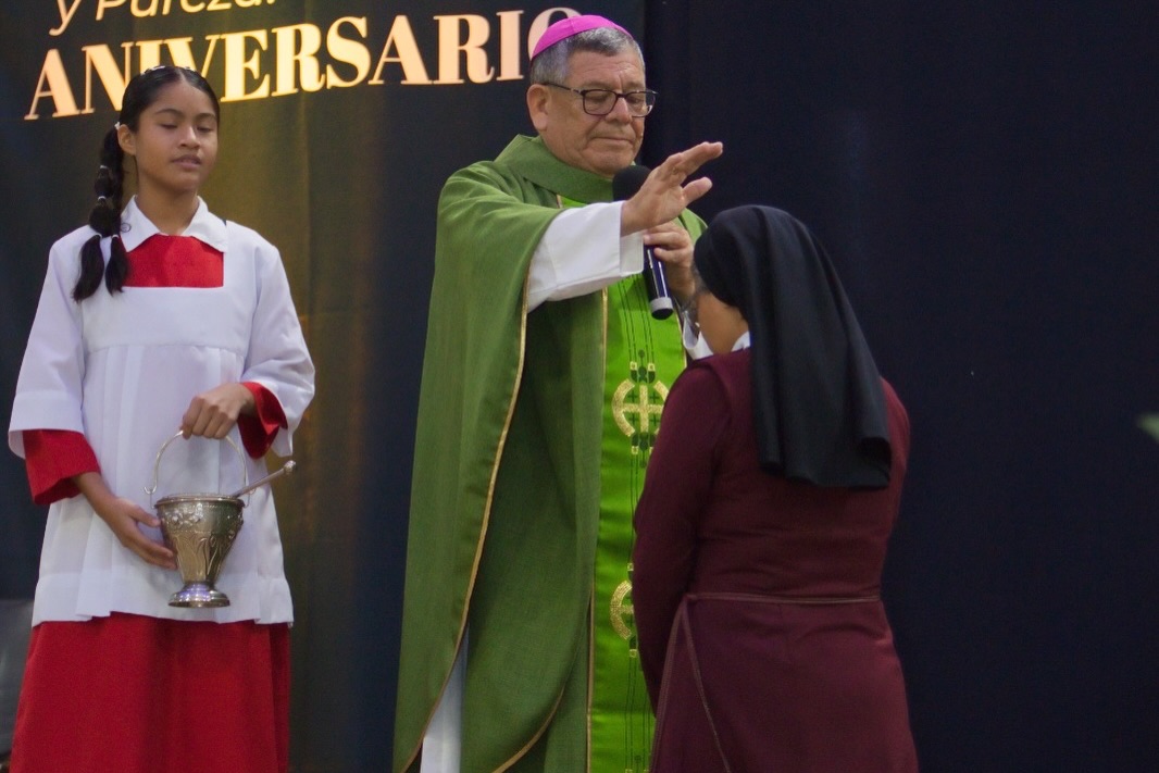 Celebrando en casa nuestros primeros 85 años de servicio a la educación🤩💙
Este lunes 5 de octubre, nuestro Obispo, Sr. Margarito Salazar Cárdenas, ofició la Eucaristía en acción de gracias con la comunidad estudiantil y posteriormente hicimos recorrido a todas las secciones: Preparatoria, Secundaria, Primaria y Preescolar para tomar la foto del recuerdo y compartir la alegría del festejo.
#85Aniversario #SomosFélix #ColegioCatólico