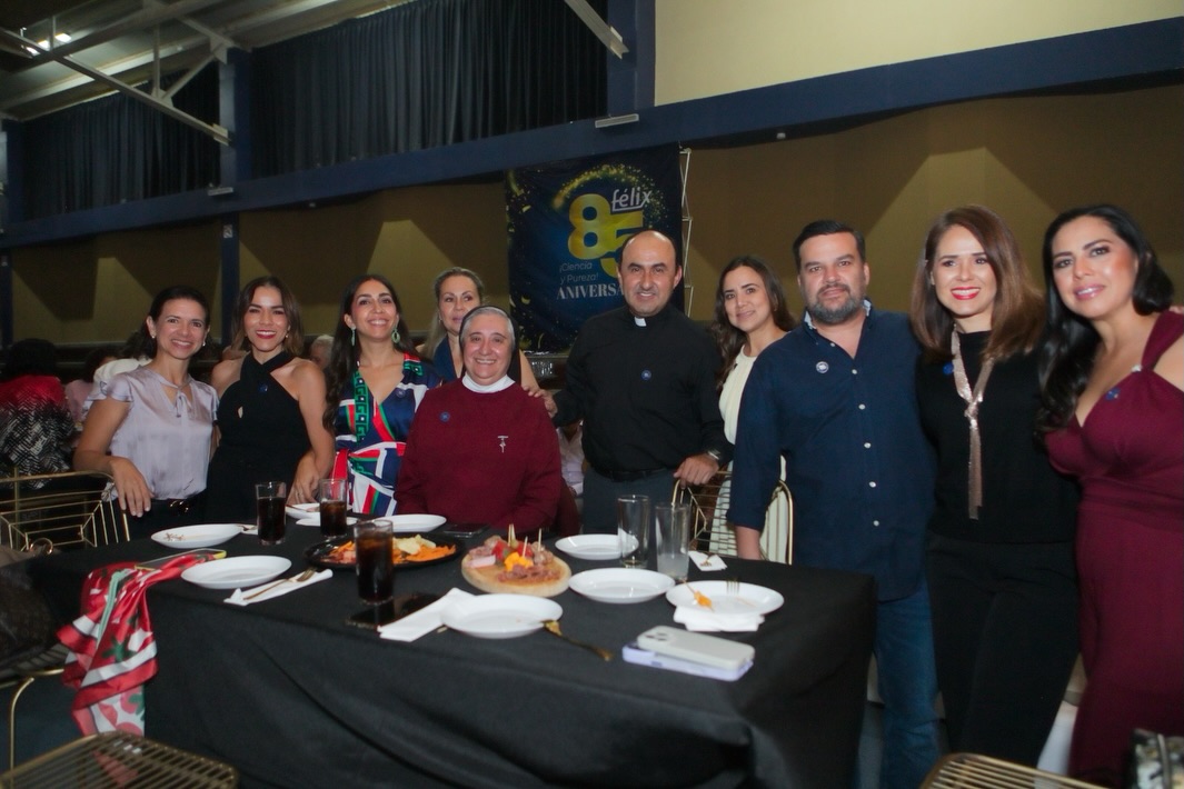 El pasado sábado 3 de octubre se llevó a cabo la primera celebración de nuestro Aniversario 85🤩
Con recuerdos, fotos, amigos y abrazos, exalumnos y padres de familia de diferentes generaciones que han pasado por las aulas del Colegio Félix de Jesús Rougier se dieron cita en el Colegio💙
El Padre Gustavo Solís celebró la Misa en acción de gracias y nuestra Directora General Madre Franci Alejandra Nungaray dio emotivas palabras que resumen el amor, servicio y dedicación que la Congregación MESST ha puesto al cabo de ocho décadas y media que han sido parte de muchas historias de vida para la comunidad Félix.
Juntos sigamos caminando de la mano de Dios y bajo el Manto de Nuestra Virgen de la Encarnación✨
#siempreFélix #Aniversario85 #Celebración #EducaciónconValores