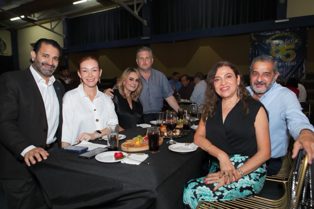 El pasado sábado 3 de octubre se llevó a cabo la primera celebración de nuestro Aniversario 85🤩
Con recuerdos, fotos, amigos y abrazos, exalumnos y padres de familia de diferentes generaciones que han pasado por las aulas del Colegio Félix de Jesús Rougier se dieron cita en el Colegio💙
El Padre Gustavo Solís celebró la Misa en acción de gracias y nuestra Directora General Madre Franci Alejandra Nungaray dio emotivas palabras que resumen el amor, servicio y dedicación que la Congregación MESST ha puesto al cabo de ocho décadas y media que han sido parte de muchas historias de vida para la comunidad Félix.
Juntos sigamos caminando de la mano de Dios y bajo el Manto de Nuestra Virgen de la Encarnación✨
#siempreFélix #Aniversario85 #Celebración #EducaciónconValores