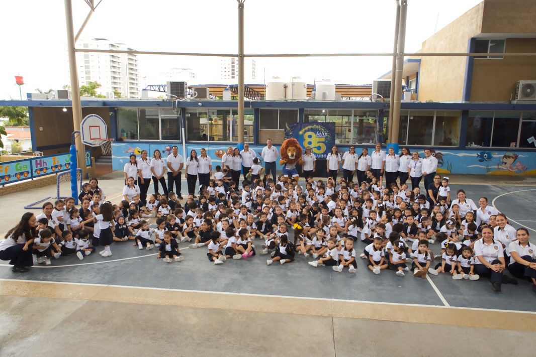 Celebrando en casa nuestros primeros 85 años de servicio a la educación🤩💙
Este lunes 5 de octubre, nuestro Obispo, Sr. Margarito Salazar Cárdenas, ofició la Eucaristía en acción de gracias con la comunidad estudiantil y posteriormente hicimos recorrido a todas las secciones: Preparatoria, Secundaria, Primaria y Preescolar para tomar la foto del recuerdo y compartir la alegría del festejo.
#85Aniversario #SomosFélix #ColegioCatólico