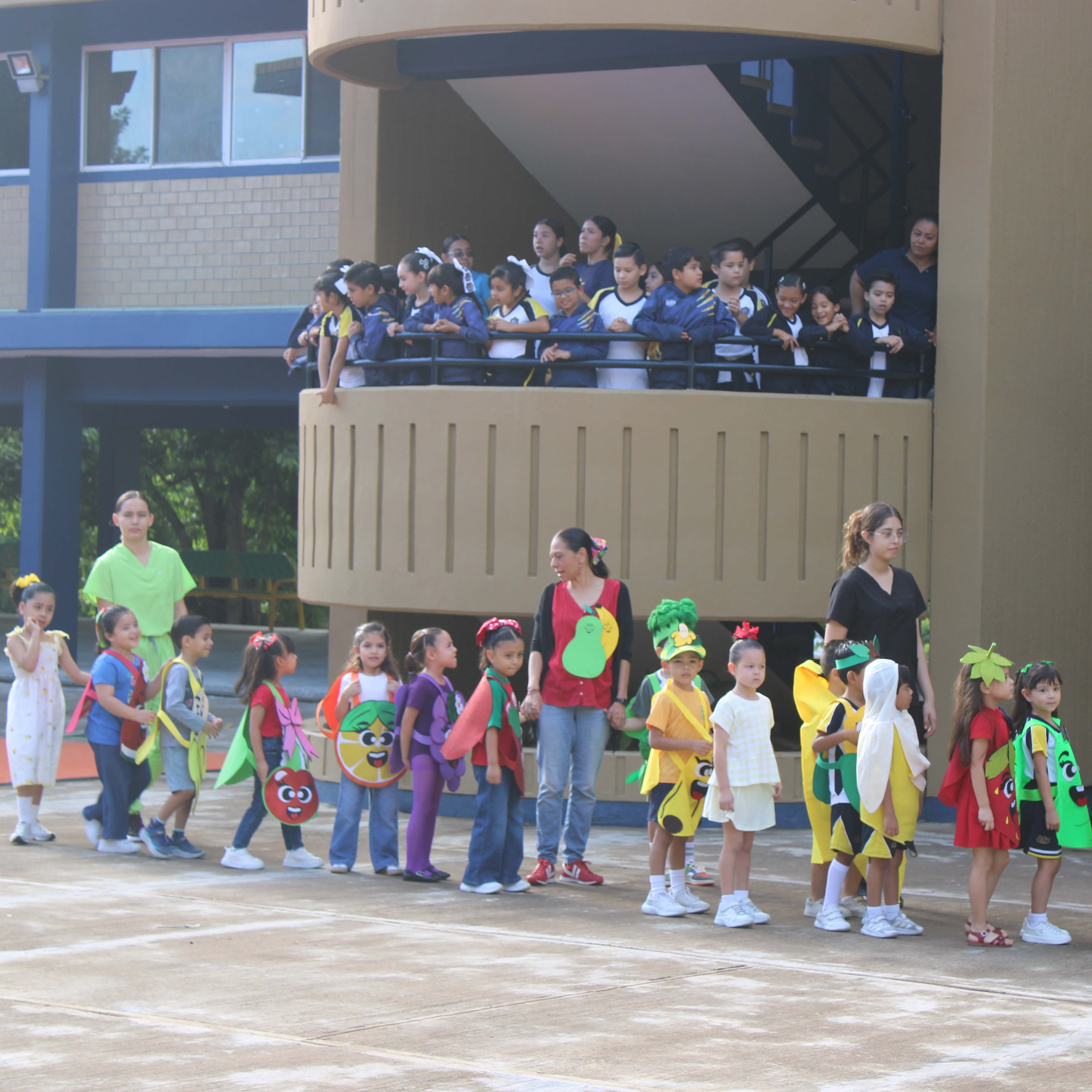 El Desfile de las frutas y verduras más lindas del mundo🥰
Acompañemos a nuestros niños a vivir y conocer la importancia de una rica y sana alimentación.
#Preescolar #Desfile #FrutasyVerduras #EducandoEnValores