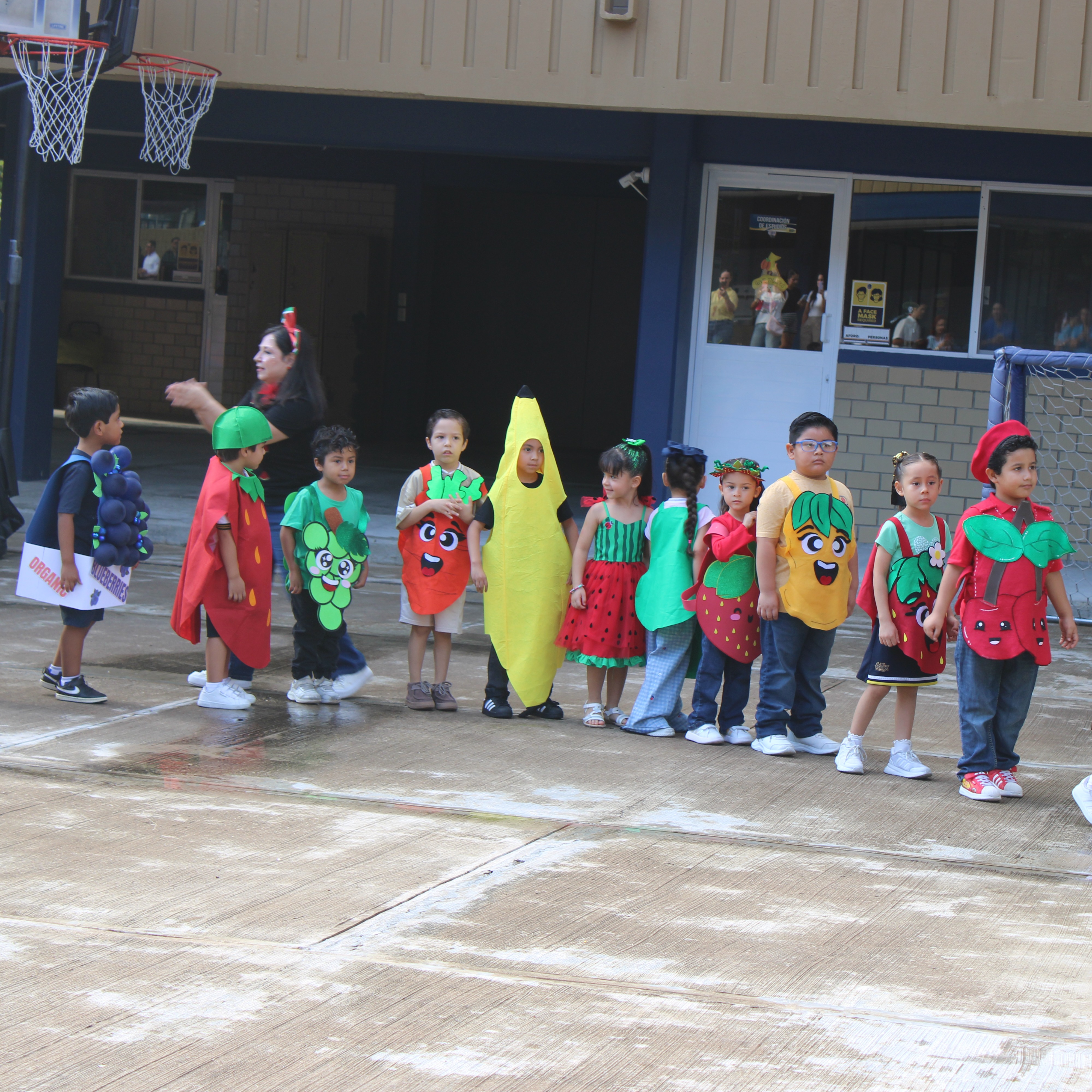 El Desfile de las frutas y verduras más lindas del mundo🥰
Acompañemos a nuestros niños a vivir y conocer la importancia de una rica y sana alimentación.
#Preescolar #Desfile #FrutasyVerduras #EducandoEnValores