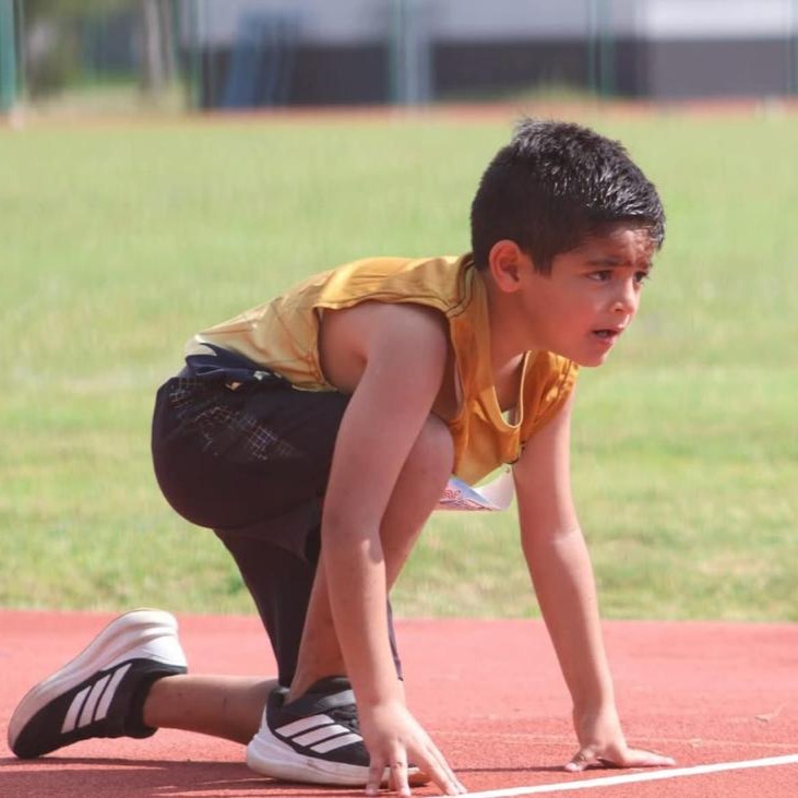 Felicitamos a nuestros alumnos que participaron en el Serial de Atletismo el pasado sábado 24 de Octubre en la pista de la Unidep, Tampico, acompañados por el Profesor Luis Ocejo, obteniendo los siguientes resultados:🤩🏃🏻♀️🏃🏻
Diego Lanto
🥇1° lugar en 30 metros
🥈2° lugar en lanzamiento
Isabella Aitana Rivera Mojica
🥇1° lugar 50mts
Renatta Trejo Flores
🥇 Primer lugar en lanzamiento de bala
Derek Eduardo Zamora Rivera
🥈2° Lugar en 50mts
🥈2° Lugar en lanzamiento de pelota
María Ximena González Bielma
🥉3° lugar en lanzamiento de bala
Diego Alonso Castelán Haro
🥉3° lugar en lanzamiento
¡Que sigan los éxitos chicos!🥳
#OrgulloFélix #Atletismo #Preescolar #Primaria #Secundaria #Prepa #FomentandoElDeporte