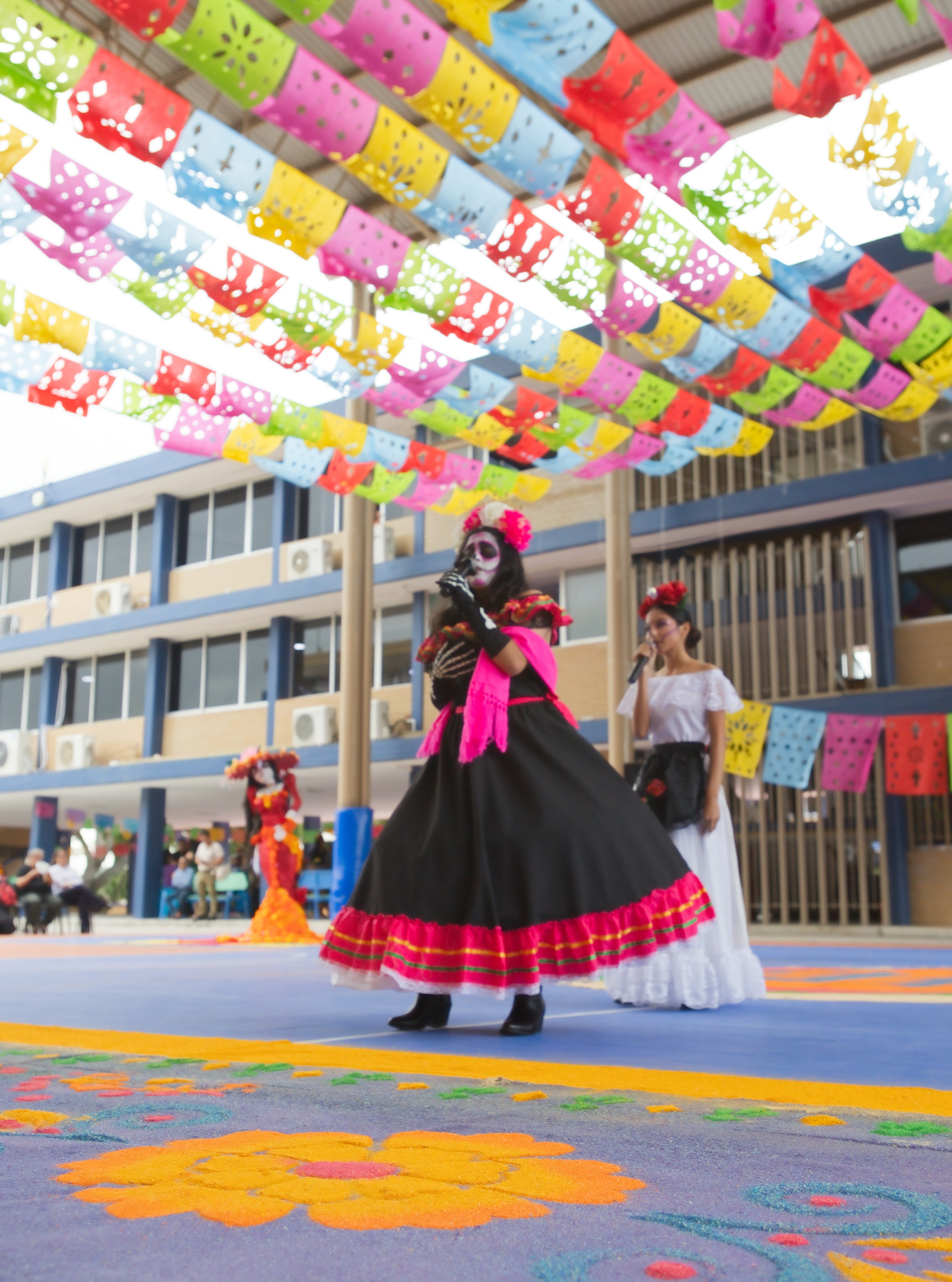 Viviendo al máximo nuestras tradiciones🌺💀 Increíble desfile de nuestros catrines y catrinas🤩 #Secundaria
#EducandoEnValores #DíaDeMuertos #SomosFélix
