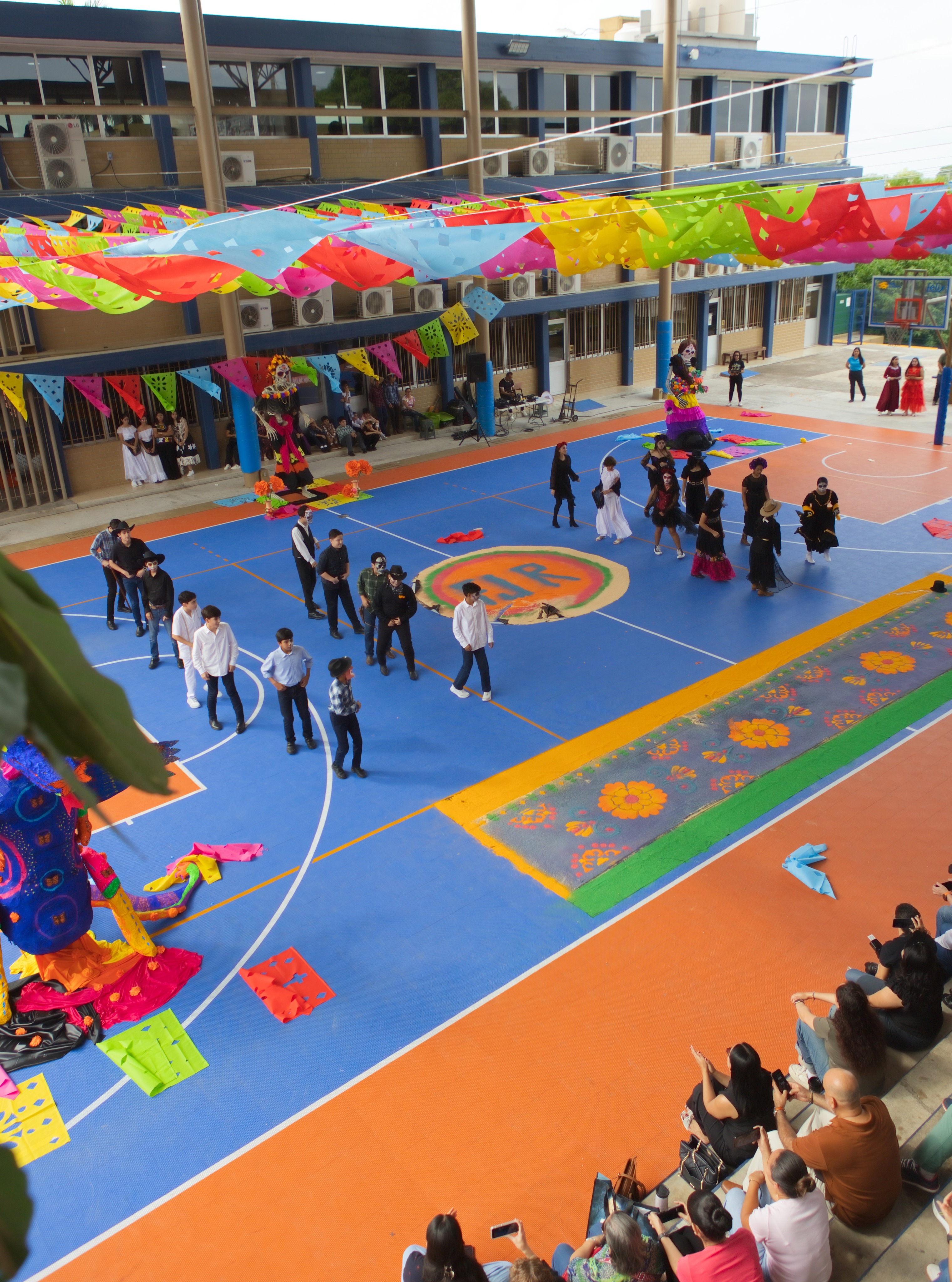 Viviendo al máximo nuestras tradiciones🌺💀 Increíble desfile de nuestros catrines y catrinas🤩 #Secundaria
#EducandoEnValores #DíaDeMuertos #SomosFélix