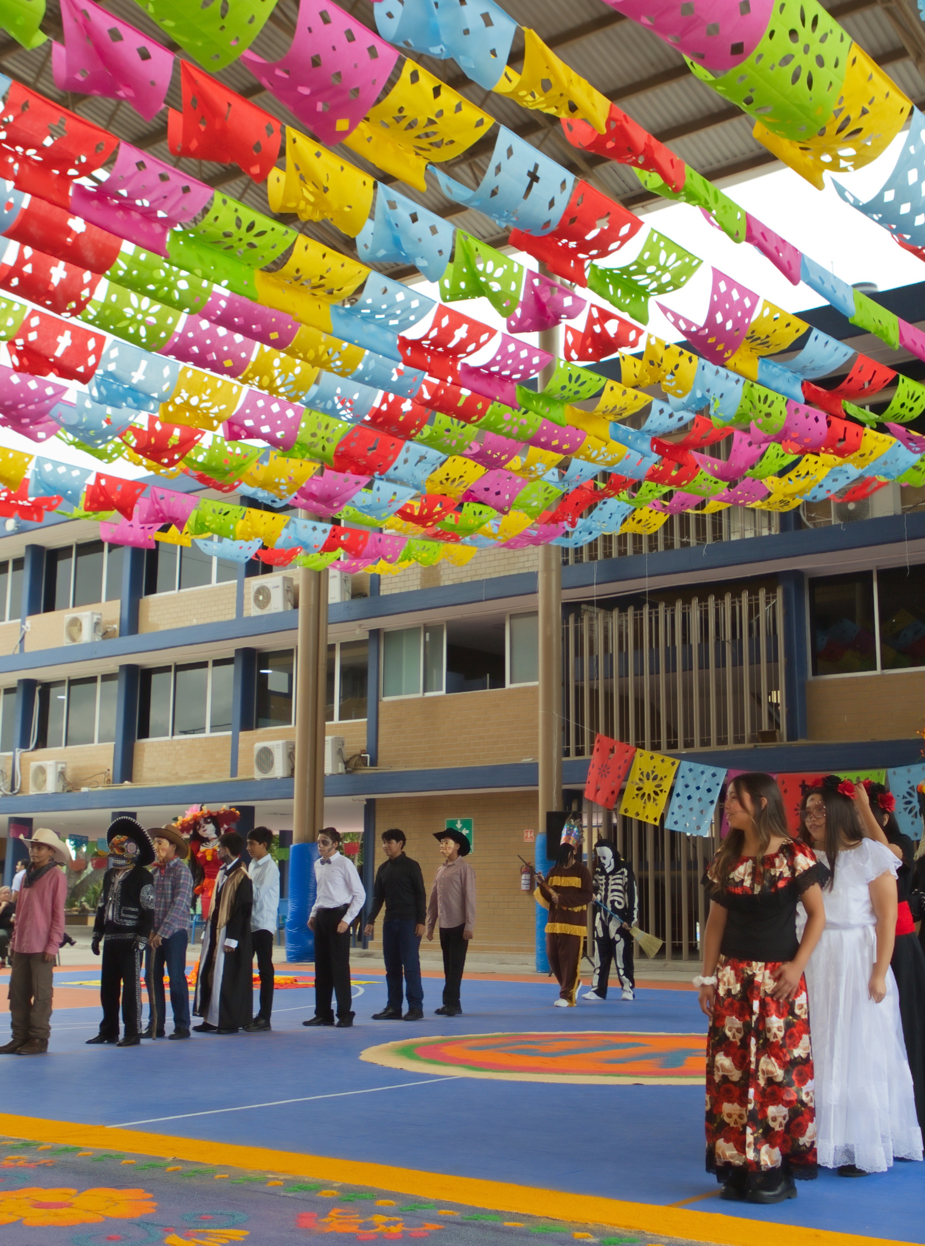 Viviendo al máximo nuestras tradiciones🌺💀 Increíble desfile de nuestros catrines y catrinas🤩 #Secundaria
#EducandoEnValores #DíaDeMuertos #SomosFélix